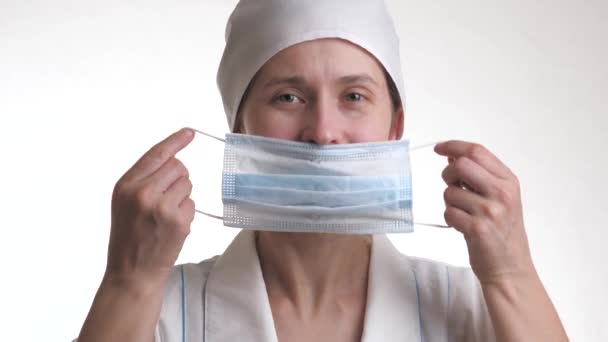 Médecin femme met un masque médical. Infirmière à l'hôpital. "Prevention against covid-19". Coronavirus. Protéger la vie en isolant les gens — Video