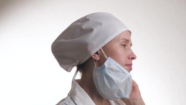 Le docteur fatigué enlève le masque. Travailleur médical. Infirmière à l'hôpital. Protection contre les infections, les bactéries, la pollution. Filtration d'air. Mode masque. Pandémie. — Video