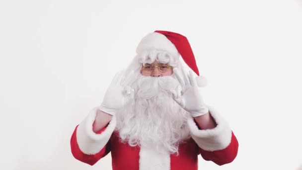 Aktivní veselý stylový Santa Claus pozitivně tance, šetří zábavu energetické hudby Při pohledu na kameru, Stojící na bílém pozadí Indoors. Radostná oslava Šťastný Nový rok, Veselé vánoce — Stock video