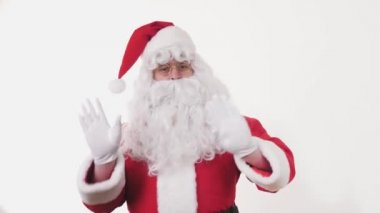 Aktif Neşeli Noel Baba Pozitif Dans Ediyor, Enerjik Müzik Eğlencesi Kameraya Bakıyor, Beyaz Arkaplanda Duruyor. Neşeli kutlamalar Mutlu yıllar, Mutlu Noeller