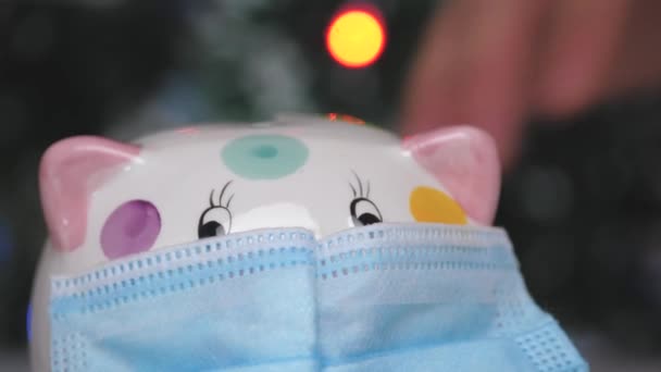 Piggy bank wit varken met een masker. Kerstmis. 2021 nieuwjaar. Concept. Geld besparen als een manier van leven. Close-up — Stockvideo