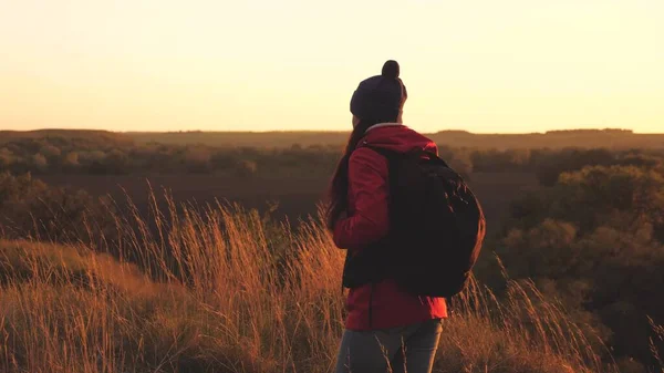 Das Mädchen ist mit einem Rucksack am Fluss auf dem Berg unterwegs. Kostenlose Touristenmädchen auf der Suche nach Abenteuer. Wochenende bei einer Sportwanderung der Frauen. Ruhe in der Natur. Geländeforschung. Eine während einer Pandemie — Stockfoto