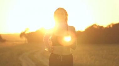 Parkta koşan kız spora gider. Koşucu atlet kız doğayla iç içe koşuyor. Yeşil Park 'ta sabah koşusu yapan bir kadın. Sağlıklı insanlar parkın aktif konseptini kullanır. Kız gün batımı silueti hayat tarzını yönetiyor