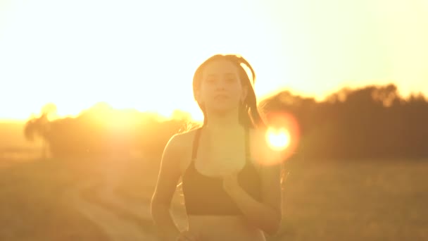 Chica corredor correr en el parque va para los deportes. corredor atleta chica corriendo en la naturaleza sendero. mujer en la mañana trote verde parque gente sana ejecutar parque concepto activo. chica ejecutar atardecer silueta estilo de vida — Vídeo de stock