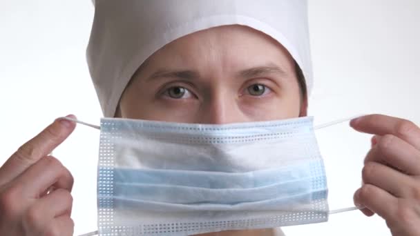 Une femme médecin en manteau blanc met un masque sur son visage. Gros plan. Respirez par filtration d'air. Protection contre les virus et les maladies respiratoires — Video