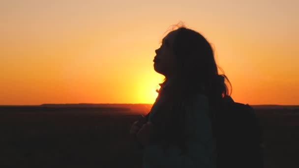 Menina feliz adolescente criança fechou seus olhos sonho. O adolescente quer um sonho tornado realidade ao pôr-do-sol. mulher filha silhueta sonho de uma infância feliz. rosto livre irmã olhos fechados — Vídeo de Stock