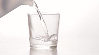 Sağlıklı ve temiz bir gülümseme için diş kayıtlarının hijyeni. Temiz bir bardak suda farklı bir ilaç. Takma dişlere antimikrop ilacı. Güzel bir gülümseme için bebek çene düzelticileri. Ortodontik