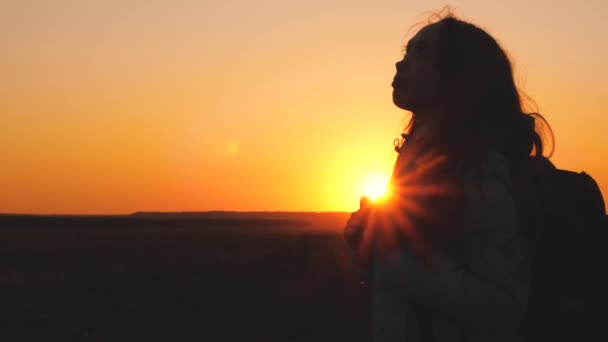 Fille heureuse adolescent enfant fermé ses yeux rêve. adolescent enfant veut un rêve devenu réalité portrait au coucher du soleil. femme fille silhouette rêve d'une enfance heureuse. visage libre soeur yeux fermés — Video