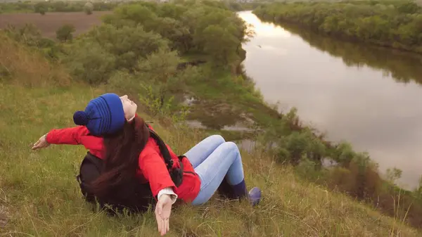 La chica viajera se sienta en lo alto de la montaña. Conquista nuevos lugares. Fin de semana de vacaciones activo. Turista mujer libre buscando aventura en la vida. La mujer está sola. Pandemia —  Fotos de Stock