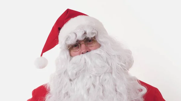 Activo alegre elegante Santa Claus baila positivamente, se divierte a la música enérgica mirando a la cámara, de pie sobre fondo blanco en interiores. Feliz Año Nuevo, Felices Fiestas de Navidad — Foto de Stock