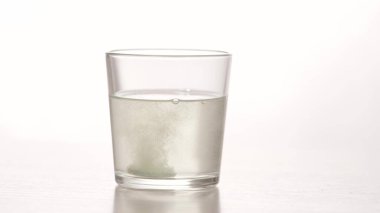 Bir bardak su ve ateşli bir ağrı kesici.