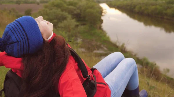 A menina viajante senta-se no alto da montanha. Conquistar novos lugares. Fim de semana ativo. Mulher turista livre à procura de aventura na vida. A mulher está sozinha. Pandemia — Fotografia de Stock