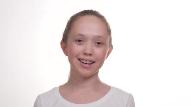 Nastoletnia dziewczyna z talerzem na zębach uśmiecha się — Wideo stockowe