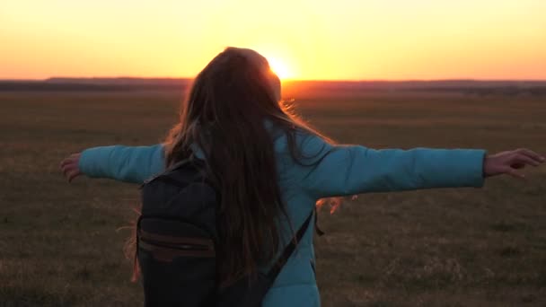 Glückliches Teenager-Mädchen wird schwindelig, wenn es bei Sonnenuntergang in den Himmel schaut. Kind spielt auf der Flucht — Stockvideo