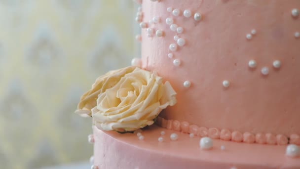 Rosa di panna, burro su una bella torta dolce. Prodotto ad alto contenuto calorico di carboidrati. Alimenti grassi ad alto contenuto calorico. Spuntino per lo stress. Dolce per la tavola festiva. Primo piano — Video Stock