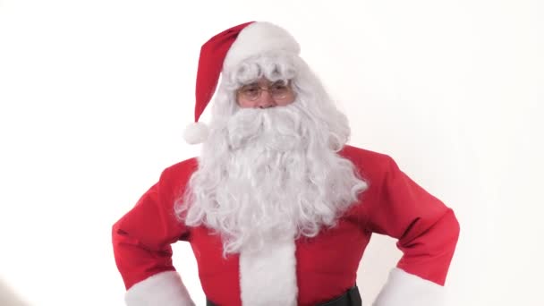 Szczęśliwy Mikołaj w czerwonym garniturze z białą brodą odizolowany na białym tle w studio śmieje się. Święta Nowy Rok i Boże Narodzenie. Oczekiwanie na magię i dary od dziadka — Wideo stockowe