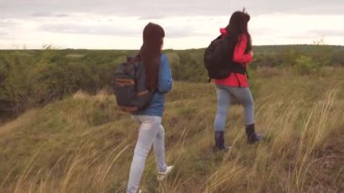 Sırt çantalı kızlar nehir kıyısındaki yüksek bir dağda yürüyüşe çıkıyorlar. Kadınlar macera yürüyüşü arıyor. Arkadaşlar doğada birlikte dinleniyorlar. Takım çalışması. Aile hafta sonu birlikte