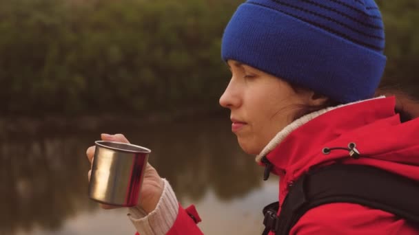 La jeune fille boit le thé d'une tasse assise sur une haute montagne et profitant de la nature dans le parc. Femme voyageur à la recherche d'aventure. Détendez-vous pendant la randonnée. Randonnées longue distance. Explorateur humain de — Video