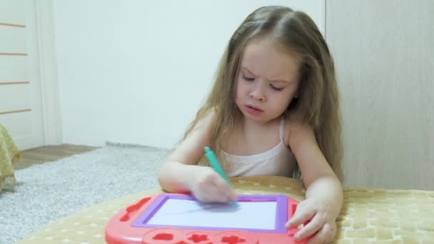 Cute little kid girl artysta gry samodzielnie rysunek kolorowanki obraz z ołówkami, koncentruje inteligentne przedszkola dziecko korzystających kreatywnej działalności hobby sztuki w domu, koncepcji rozwoju dzieci — Wideo stockowe