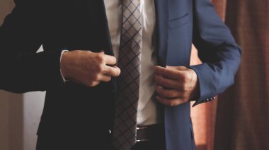 Kravatlı ve ceketli bir iş adamı sabah işe gidecek. Kariyer gelişimi ve gelişimi. İşletme müdürü. Kendine çeki düzen ver ve insanlarla anlaşmak için düzgün ol. Yakın plan.