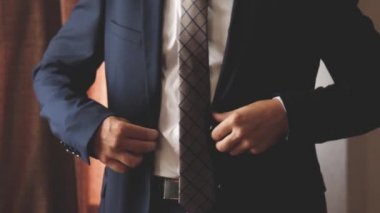 Kravatlı ve ceketli bir iş adamı sabah işe gidecek. Kariyer gelişimi ve gelişimi. İşletme müdürü. Kendine çeki düzen ver ve insanlarla anlaşmak için düzgün ol. Yakın plan.