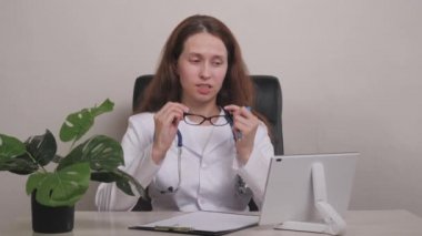 Bakış açısı: Adam Video Konferansı Tıbbi Uygulaması üzerinden doktoruyla konuşmak için akıllı telefonu kullanıyor. Semptomları Denetleyen, Doktorla Konuşan, Çevrimiçi Video Sohbet Uygulaması Kullanan Kişi.