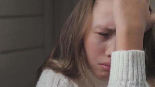 De tiener ervaart tegen de achtergrond van hormonale verstoring van het lichaam. Ruzies in het gezinsleven en problemen op school zetten de kinderen onder druk. — Stockvideo