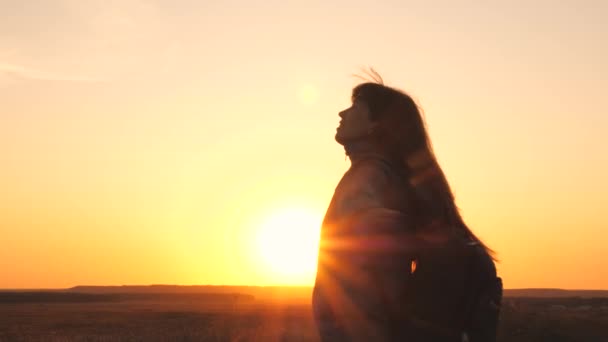 Glückliches Mädchen Teenager Kind schloss ihre Augen Traum. Teenager-Kind will einen Traum wahr werden Porträt bei Sonnenuntergang. Frau Tochter Silhouette Traum einer glücklichen Kindheit. freies Gesicht Schwester geschlossene Augen — Stockvideo