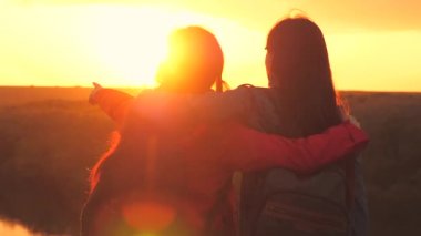 Sırt çantalı arkadaşlar şafakta sarılırlar. Güzel kızlar sabah güneşle yüksek bir dağda buluşur ve uzaklığa bakarlar. Kadın gezginler macera arıyor. Kamp gezisindeki bir adam.