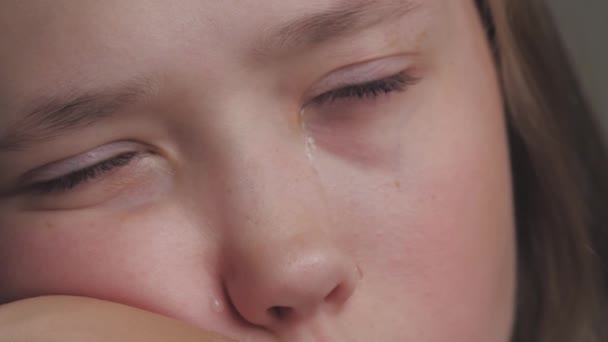 En tonårstjej gråter och gråter längs kinderna. Barnet är upprörd på grund av hormonella förändringar i kroppen. Barns nervositet från problem med kamrater och föräldrar. Livsstilsgråt. Rädsla och — Stockvideo
