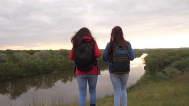 Gezgin kızlar sırt çantalarıyla yüksek bir dağda yürürler. Kamp gezisinde kusmuk ilacı. Yerlerin insan kaşifi. Yaşama özgürlüğü. Kadın maceracılar. Takım çalışması. Spor eğlencesi