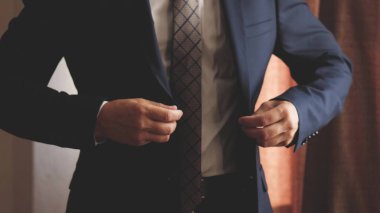 Kravatlı ve ceketli bir iş adamı sabah işe gidecek. Kariyer gelişimi ve gelişimi. İşletme müdürü. Kendine çeki düzen ver ve insanlarla anlaşmak için düzgün ol. Yakın plan.