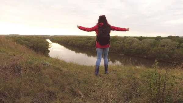 Šťastná dívka cestovatel s batohem tance a volá přátele. Veselá dívka turista hledá dobrodružství. Turistické výlety. Zábavný způsob života. Život je zajímavý a zábavný. Odpočinek v přírodě — Stock fotografie