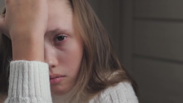 De tiener ervaart tegen de achtergrond van hormonale verstoring van het lichaam. Ruzies in het gezinsleven en problemen op school zetten de kinderen onder druk. — Stockvideo