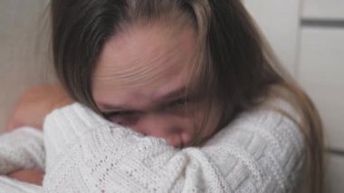 Genç bir çocuk ağlıyor ve gözyaşları yanaklarından akıyor. Kız, vücuttaki hormonal değişimlerden dolayı üzgün. Akranları ve aileleriyle yaşadığı sorunlardan dolayı çocuklar gergin. Yaşam tarzı ruh ağlaması. Korku ve