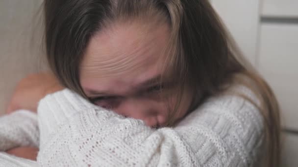 Ein Teenager weint und Tränen laufen über ihre Wangen. Das Mädchen ist aufgrund hormoneller Veränderungen im Körper aufgebracht. Nervosität der Kinder aufgrund von Problemen mit Gleichaltrigen und Eltern. Die Seele des Lebensstils weint. Angst und — Stockvideo