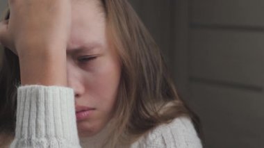 Genç, vücuttaki hormonal bozulmanın arka planına karşı bir deneyim yaşıyor. Aile hayatındaki sorunlar ve okuldaki sorunlar çocukların gelişmemiş zihinsel sinir sistemlerine baskı yapıyor.
