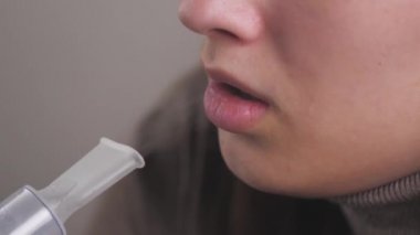 Kız ciğerlerini solumak için bir çözüm üretiyor. Karantinadaki genç bir kadın öksürüğü ilaçla tedavi ediyor. Soğuk algınlığı için profesyonel ekipmanla evde tedavi
