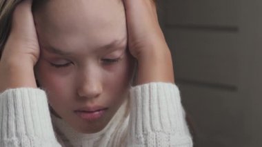 Genç, vücuttaki hormonal bozulmanın arka planına karşı bir deneyim yaşıyor. Aile hayatındaki sorunlar ve okuldaki sorunlar çocukların gelişmemiş zihinsel sinir sistemlerine baskı yapıyor.