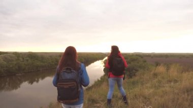 Sırt çantalı kızlar nehir kıyısındaki yüksek bir dağda yürüyüşe çıkıyorlar. Kadınlar macera yürüyüşü arıyor. Arkadaşlar doğada birlikte dinleniyorlar. Takım çalışması. Aile hafta sonu birlikte
