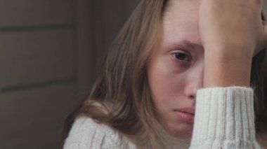 Genç, vücuttaki hormonal bozulmanın arka planına karşı bir deneyim yaşıyor. Aile hayatındaki sorunlar ve okuldaki sorunlar çocukların gelişmemiş zihinsel sinir sistemlerine baskı yapıyor.