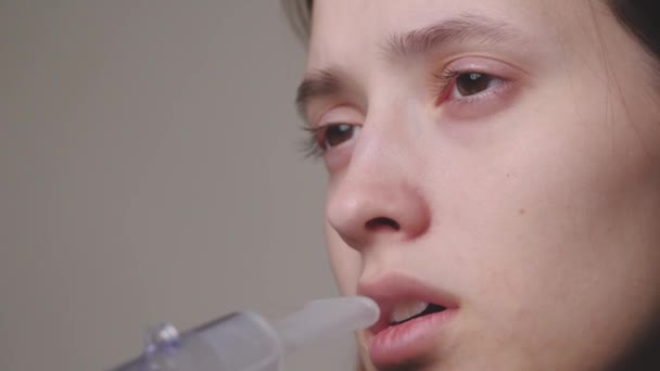 Detailní záběr dívky inhalované s nebulizátorem proti kašli lék na nachlazení. Léčit onemocnění astmatu, alergie na chřipku, plíce s moderními metodami páry pomocí inhalace a výdechu — Stock video