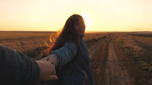 Menina sorridente feliz caminha ao pôr-do-sol e ri. É divertido viajar juntos. Acampar a vida. Procure viagens de aventura. Amor pela natureza e pela vida. Desfrute e respire ar fresco. Caminhadas esportivas à noite no — Fotografia de Stock