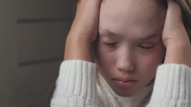 Genç, vücuttaki hormonal bozulmanın arka planına karşı bir deneyim yaşıyor. Aile hayatındaki sorunlar ve okuldaki sorunlar çocukların gelişmemiş zihinsel sinir sistemlerine baskı yapıyor.