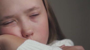 Çocukların yüzündeki yanaklardan gözyaşları süzülüyor. Çocukluk sorunları yüzünden ağlayan üzgün bir ergen. Çocukken yetişkinleri gücendirirdin. Kız sınavdan önce gergin. Akranları anlamamak