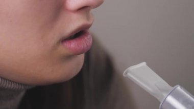 Kız ciğerlerini solumak için bir çözüm üretiyor. Karantinadaki genç bir kadın öksürüğü ilaçla tedavi ediyor. Soğuk algınlığı için profesyonel ekipmanla evde tedavi