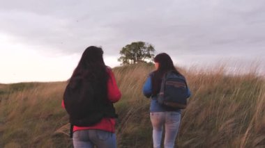 Sırt çantalı kızlar dağlara tırmanıp yürüyüş yaparken birbirlerine yardım ederler. Kadınlar hafta sonunu engelleri aşmak için doğada seyahat ederek geçirirler. Takım çalışması. Arkadaşlar macera arıyor.