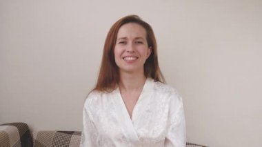 Uzakta görüntülü konuşma yapan mutlu kadın. Sanal bir online toplantı sırasında kameraya bakarken gülümseyen ve gülen genç bir kız. Bir Webinar konferansını dinle. Bilgisayarını göster