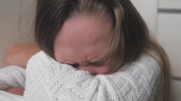 Een tienerkind huilt en tranen lopen over haar wangen. Het meisje is van streek door hormonale veranderingen in het lichaam. Kinderen worden zenuwachtig van problemen met leeftijdsgenoten en ouders. Lifestyle ziel huilen. Angst en — Stockfoto