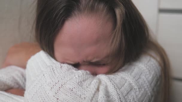 Een tienerkind huilt en tranen lopen over haar wangen. Het meisje is van streek door hormonale veranderingen in het lichaam. Kinderen worden zenuwachtig van problemen met leeftijdsgenoten en ouders. Lifestyle ziel huilen. Angst en — Stockvideo